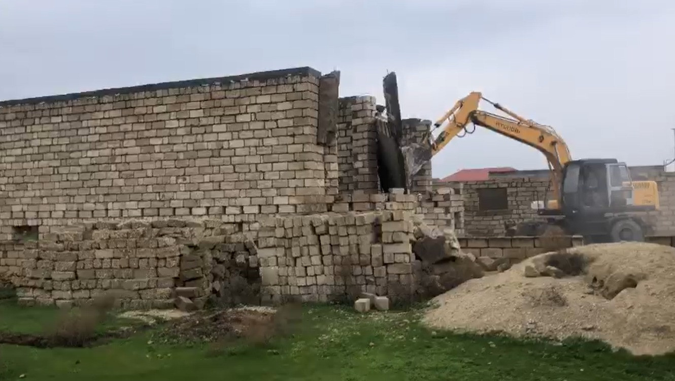 Fövqəladə Hallar Nazirliyi tərəfindən qanunsuz tikililər sökülüb (video, foto)