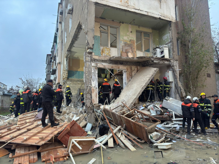 Sumqayıtda partlayış baş verən binada dağıntılar altından 3 nəfər sağ çıxarılıb (video, foto)